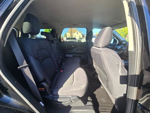 Used 2022 Nissan Pathfinder SV AWD/4WD image 16