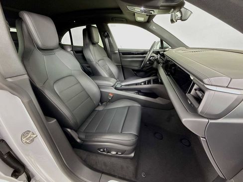 New 2026 Porsche Macan Electric RWD image 29