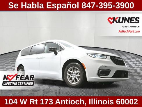 Used 2024 Chrysler Pacifica Touring-L image 26