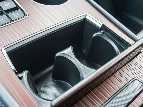 Used 2023 Toyota Sienna LE image 37