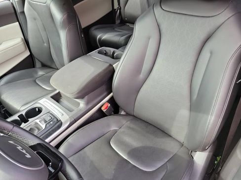 Used 2022 Kia Carnival LX FWD image 11