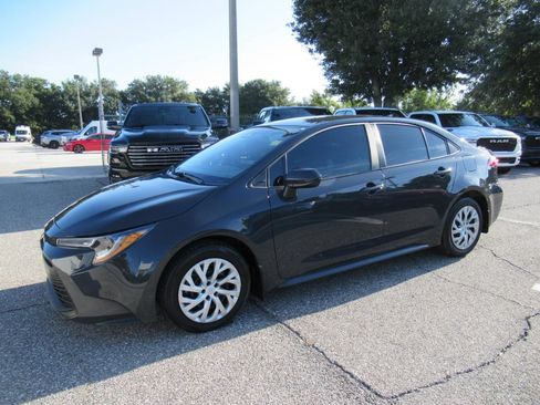 Used 2025 Toyota Corolla LE FWD image 4