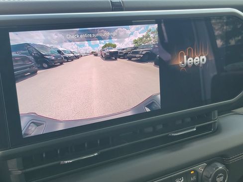 Used 2025 Jeep Gladiator Sport AWD/4WD image 24
