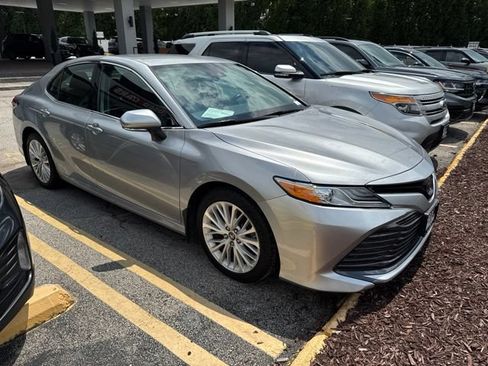 Used 2019 Toyota Camry XLE FWD image 4