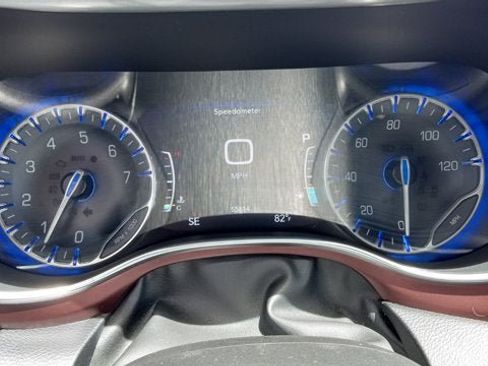 Used 2020 Chrysler Pacifica Limited w/ Tire & Wheel Group FWD image 16