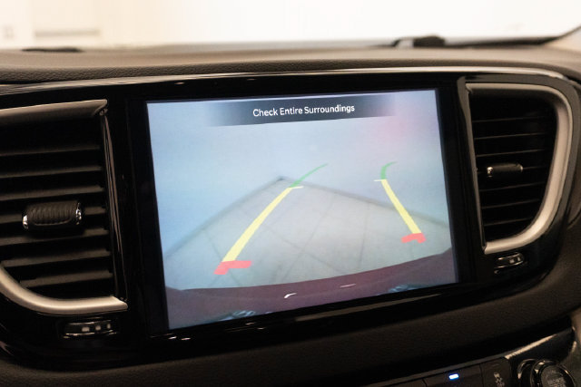Used 2024 Chrysler Pacifica Touring-L FWD image 12