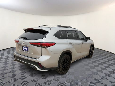 Used 2023 Toyota Highlander XSE FWD image 4