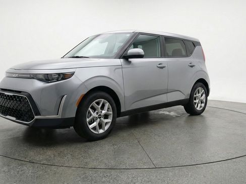Used 2025 Kia Soul LX w/ LX Technology Package FWD image 3