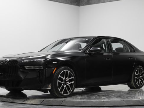 Used 2023 BMW 760i xDrive w/ Executive Package image 2