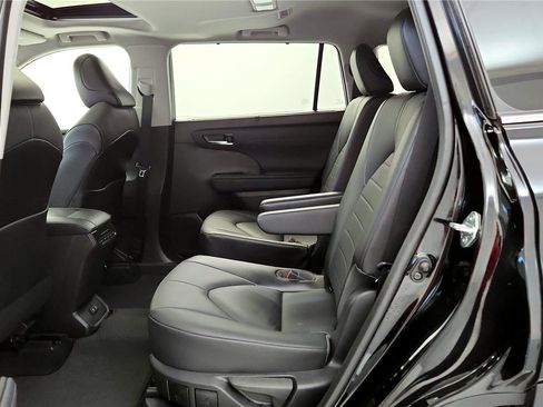 Certified 2021 Toyota Highlander XLE image 25