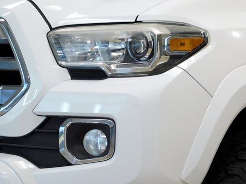 Used 2017 Toyota Tacoma Limited image 14