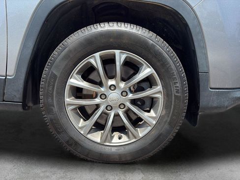 Used 2019 Jeep Cherokee Latitude Plus w/ Cold Weather Group AWD/4WD image 24