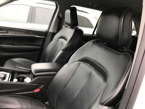 Used 2023 Jeep Grand Cherokee Limited image 4