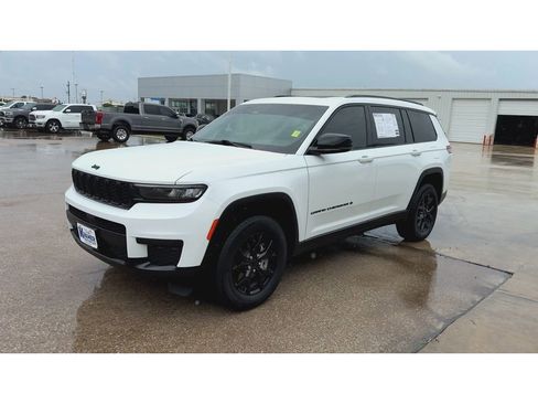 Used 2025 Jeep Grand Cherokee L Altitude RWD image 4