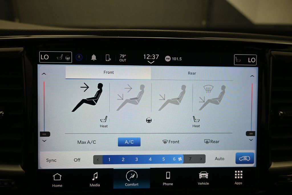 Used 2023 Chrysler Pacifica Touring-L FWD image 21
