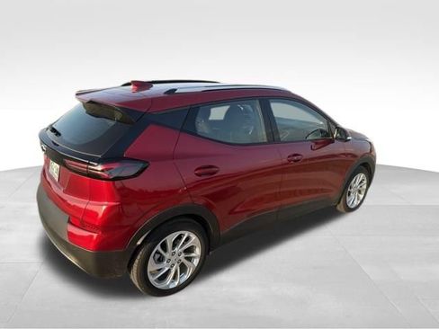 Used 2023 Chevrolet Bolt EUV LT w/ Comfort Package FWD image 3