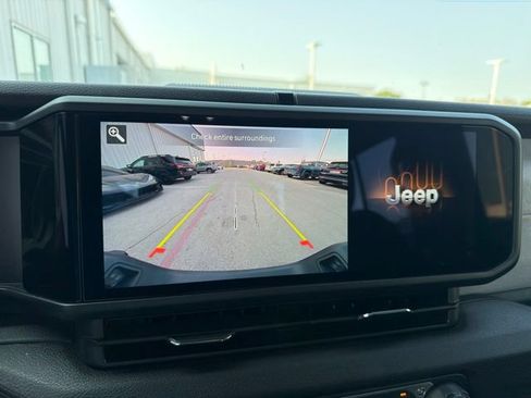 Used 2025 Jeep Gladiator Sport AWD/4WD image 15