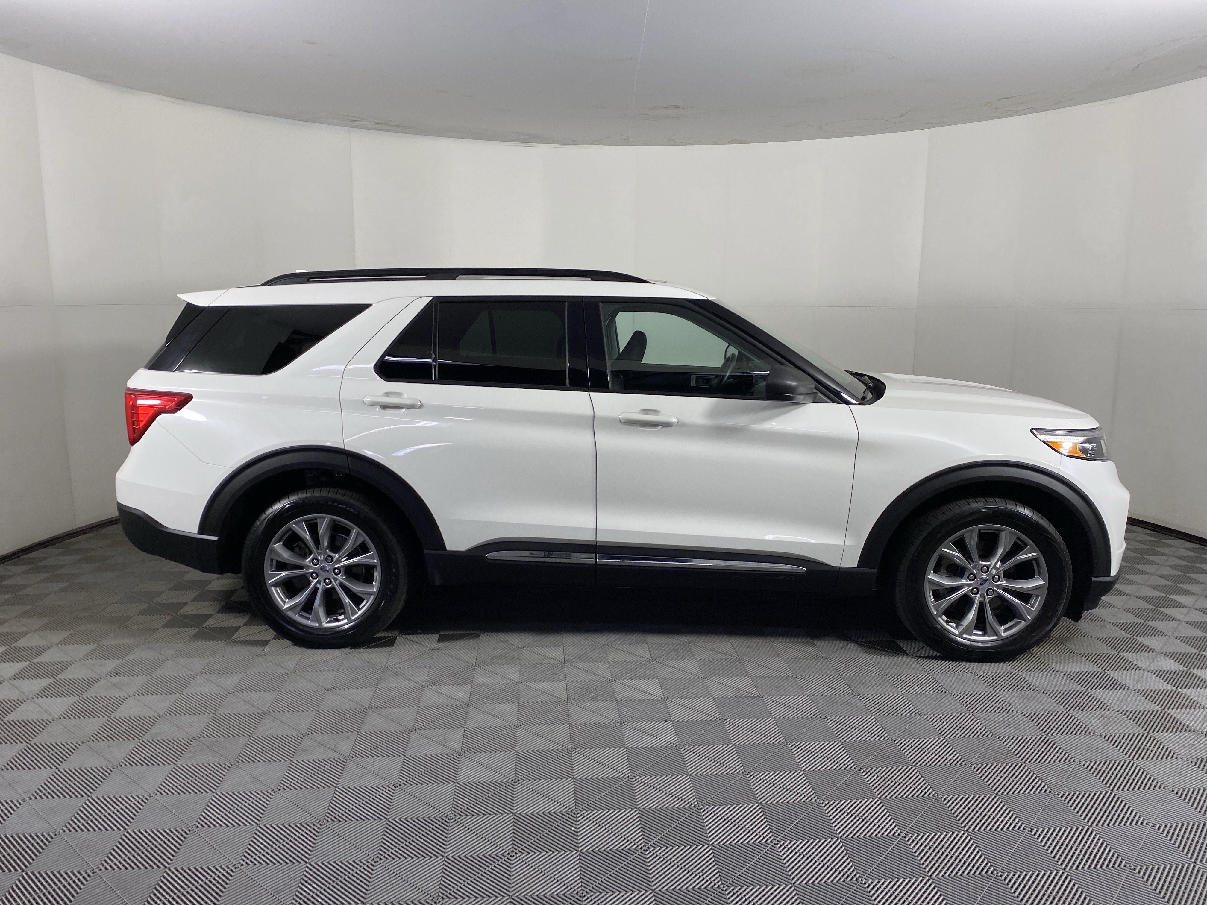 Used 2022 Ford Explorer XLT w/ Equipment Group 202A AWD/4WD image 8