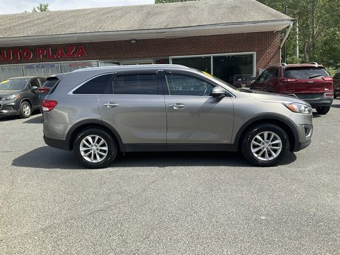 Used 2017 Kia Sorento AWD w/ LX Convenience Package image 4