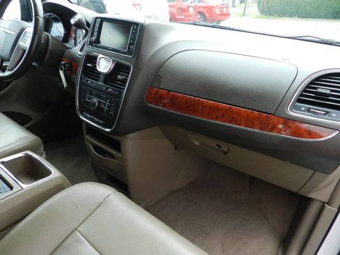 Used 2014 Chrysler Town & Country Touring image 15