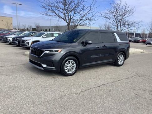 Used 2024 Kia Carnival LX image 1