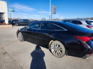 Used 2022 Toyota Avalon XLE video 2