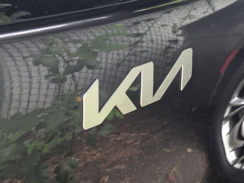Used 2022 Kia Niro EX Premium w/ Cold Weather Package FWD image 5