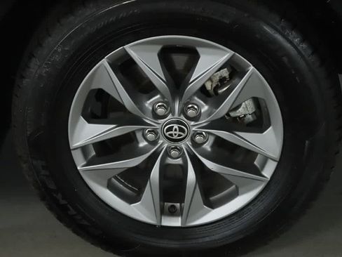 Used 2026 Toyota Sienna LE AWD/4WD image 35