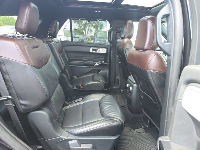 Used 2021 Ford Explorer Platinum w/ Equipment Group 601A AWD/4WD image 31