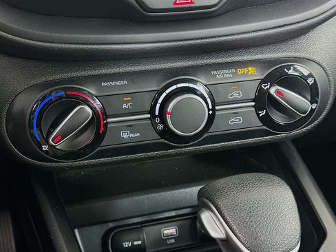 Used 2025 Kia Soul LX w/ LX Technology Package FWD image 23