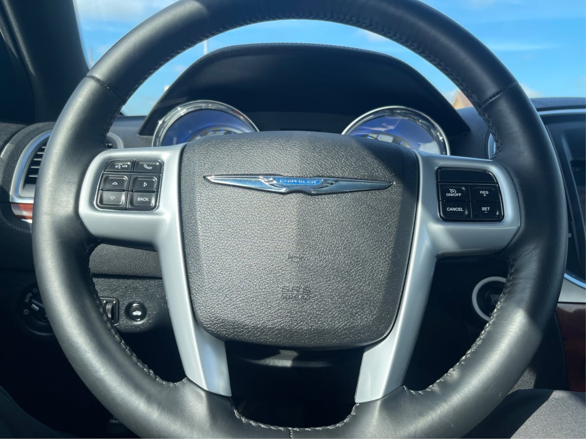 Used 2014 Chrysler 300 w/ Driver Convenience Group RWD image 17