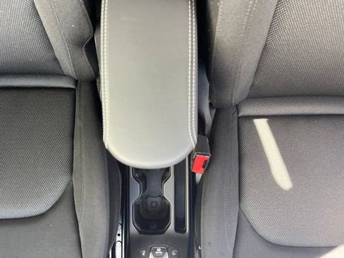 Used 2023 Jeep Renegade Latitude AWD/4WD image 10