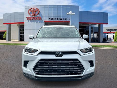 Used 2024 Toyota Grand Highlander XLE FWD image 3