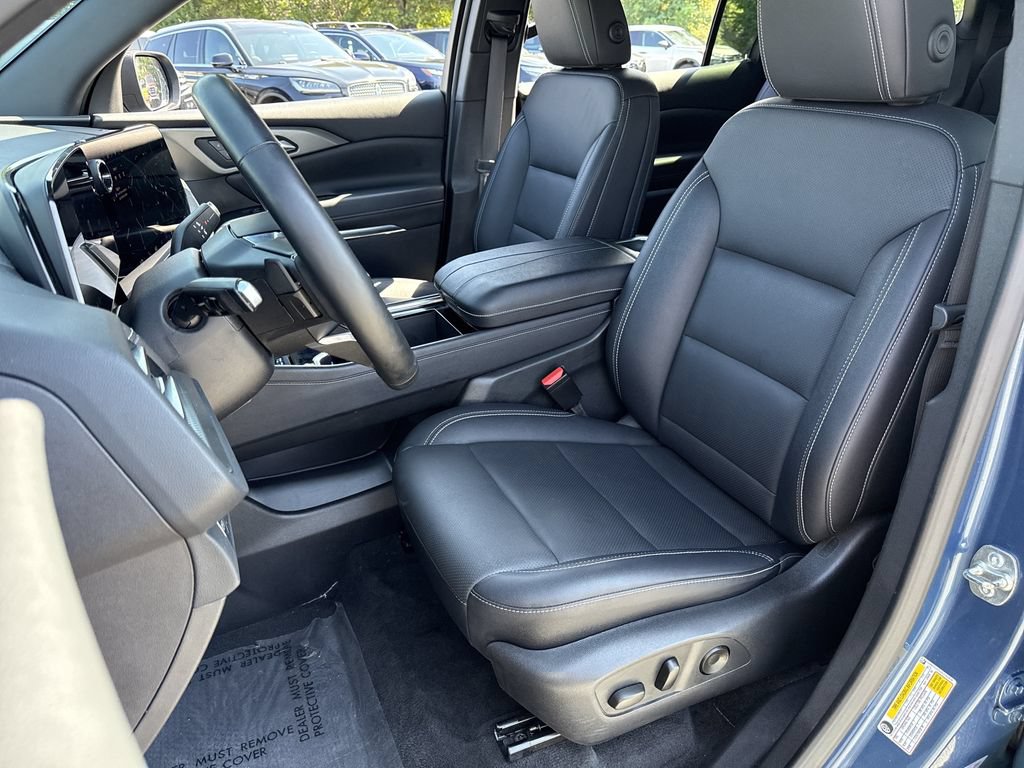 Used 2025 Chevrolet Traverse LT FWD image 17