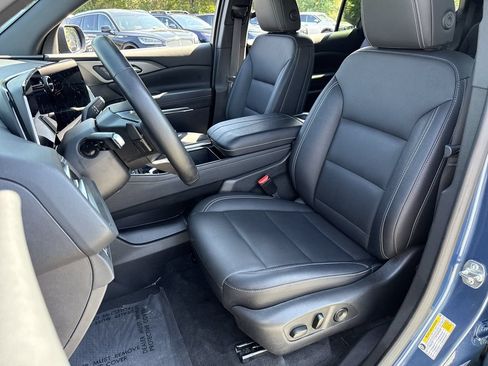 Used 2025 Chevrolet Traverse LT FWD image 17