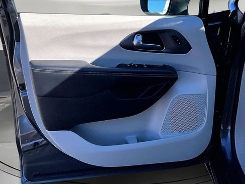 Used 2023 Chrysler Pacifica Touring-L image 19