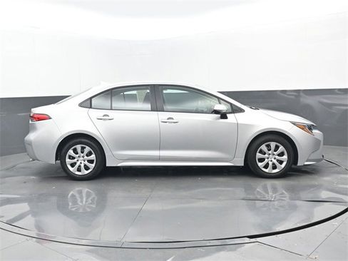 Used 2025 Toyota Corolla LE image 2