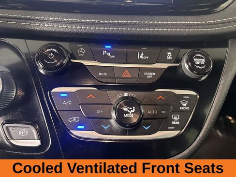 Used 2025 Chrysler Pacifica Limited FWD image 18