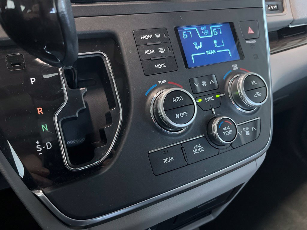 Used 2017 Toyota Sienna XLE FWD image 15