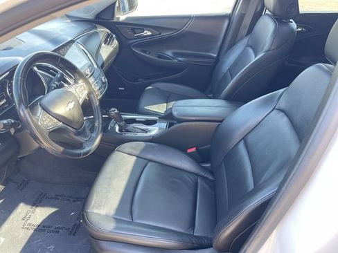 Used 2018 Chevrolet Malibu LT w/ Leather Package FWD image 11