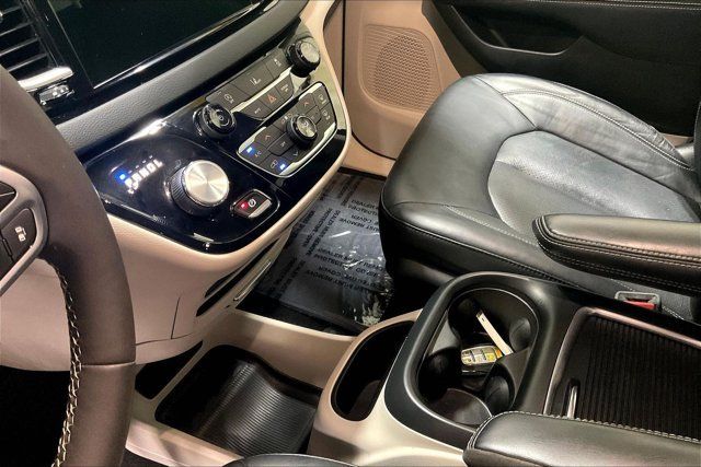 Used 2022 Chrysler Pacifica Touring-L FWD image 17