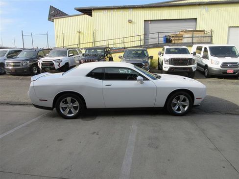 Used 2022 Dodge Challenger SXT image 8