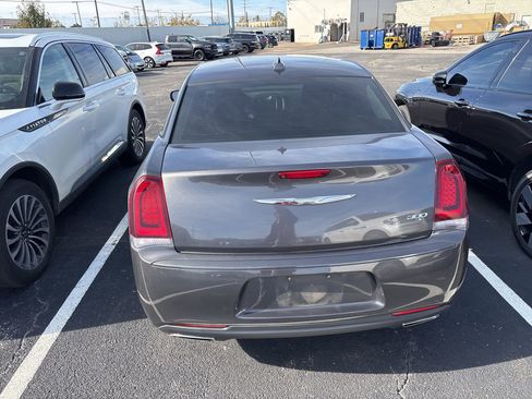 Used 2019 Chrysler 300 Touring w/ Sport Appearance Package image 8