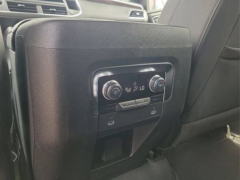 Used 2024 GMC Yukon SLE RWD image 13