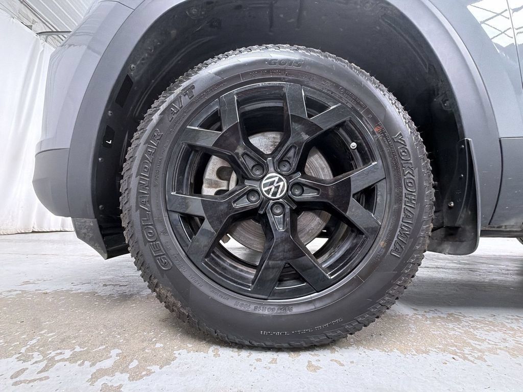 Used 2024 Volkswagen Atlas Peak Edition SE AWD/4WD image 10