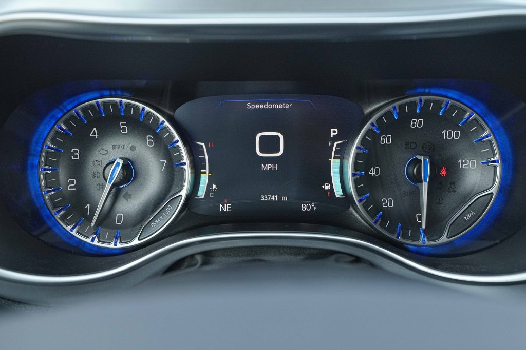Used 2025 Chrysler Pacifica Limited FWD image 36