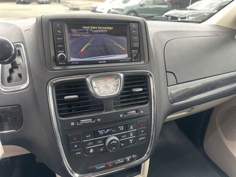 Used 2015 Chrysler Town & Country Touring w/ Driver Convenience Group image 18