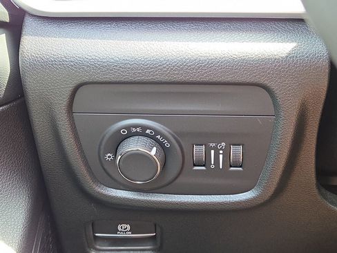 Used 2025 Jeep Grand Cherokee Laredo RWD image 25