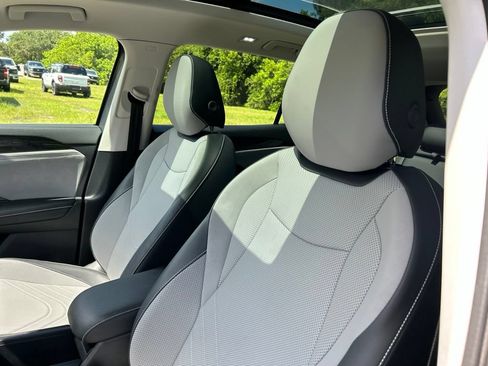 Certified 2025 Volkswagen Tiguan SE w/ Panoramic Sunroof Package AWD/4WD image 22