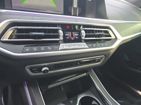 Used 2022 BMW X7 xDrive40i w/ M Sport Package image 27